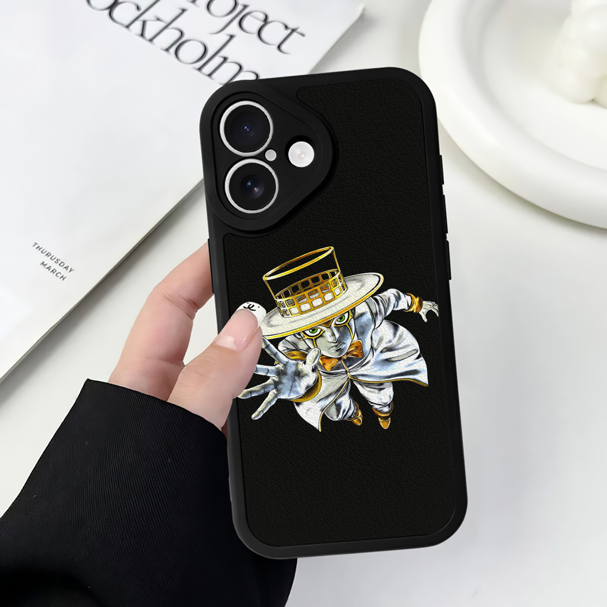 （画像用） ジョジョの奇妙な冒険 岸辺 露伴（きしべ ろはん） JoJo's Bizarre Adventure Rohan Kishibe 【iPhone 16シリーズ対応】シリコンスマホケース（レザー調） 材質：シリコン